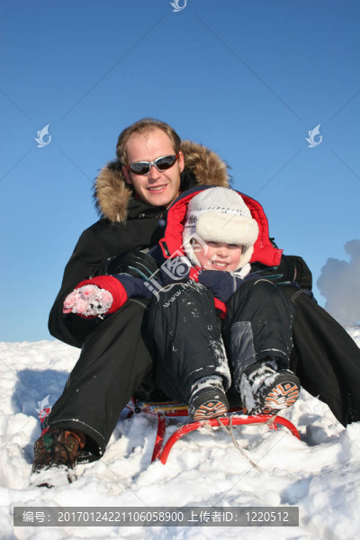 冬天爸爸帶孩子在雪橇上