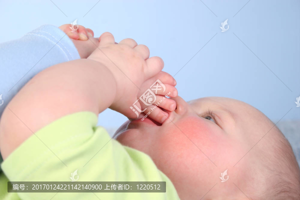 嬰兒吮吸腳