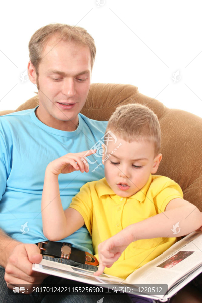 父親與男孩讀書