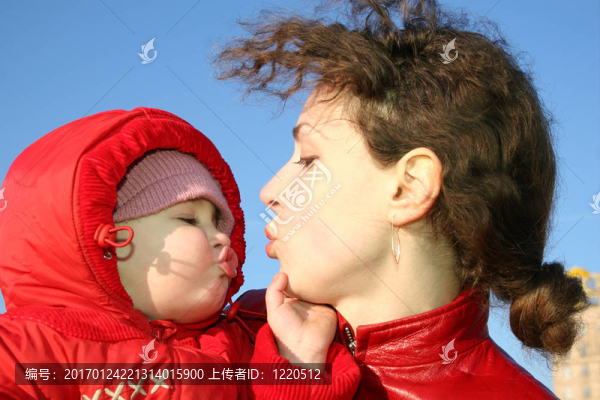 與嬰兒親吻母親