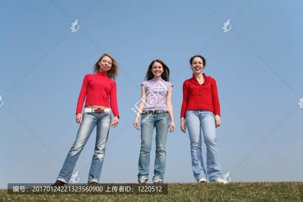 女孩站在草地上