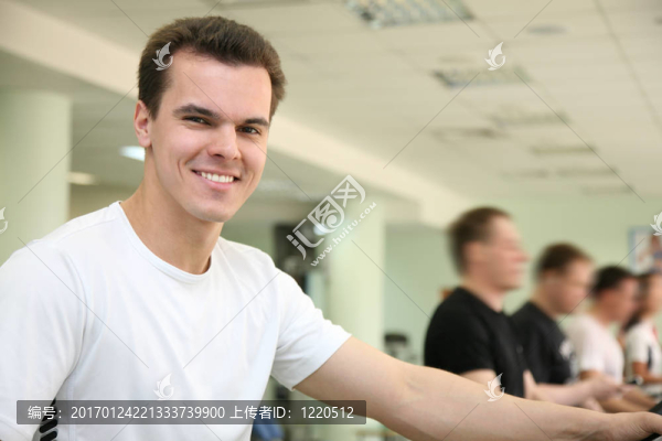 人在運(yùn)動(dòng)自行車(chē)HealthClub