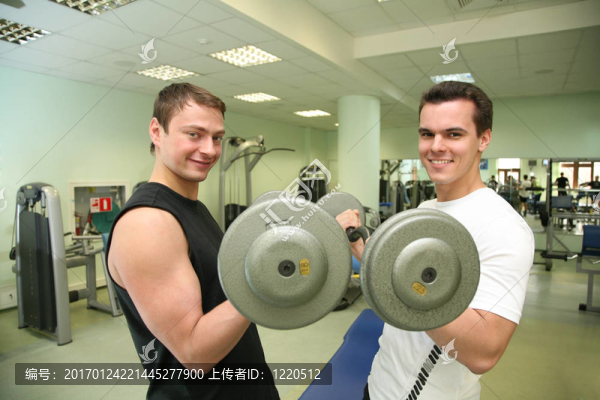 體操男孩啞鈴