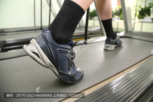 健身俱樂部中的男性腿