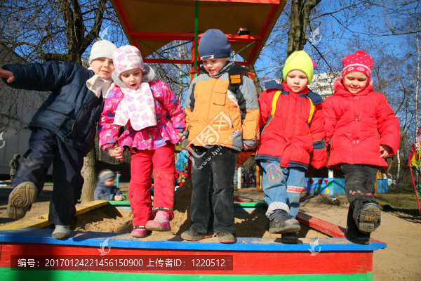 在幼兒園里站起來的球隊(duì)