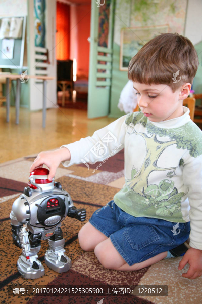 悲傷的孩子獨(dú)自與機(jī)器人在幼兒園-匯圖網(wǎng) www.fosd68.com 悲傷的孩子獨(dú)自與機(jī)器人在幼兒園