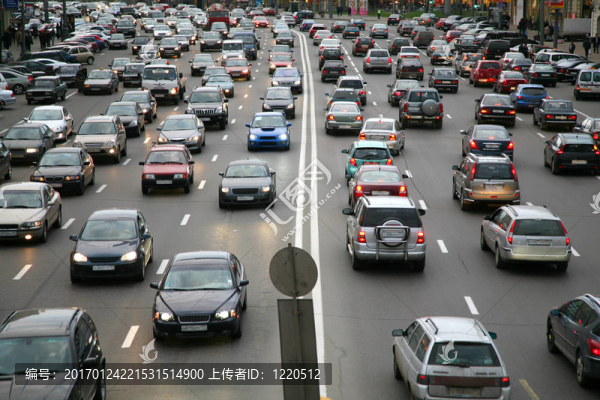 路上很多車