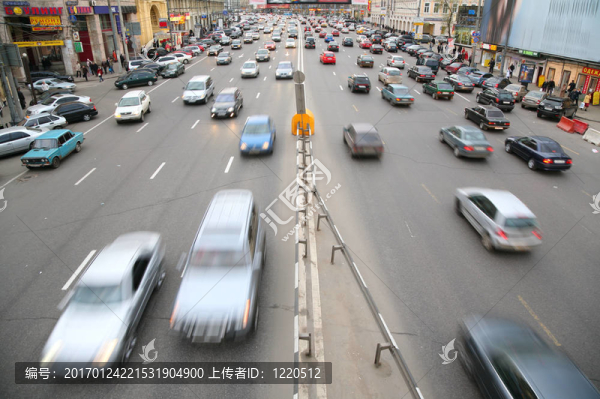 莫斯科路上的許多車(chē)