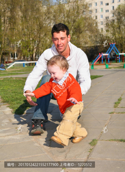 父親與嬰兒在院子2