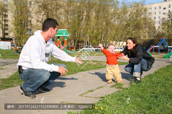 家庭與嬰兒在院子里