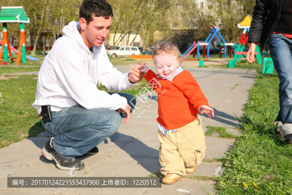 家庭與嬰兒在院子里2