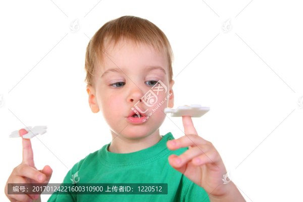 手指上有困惑的嬰兒