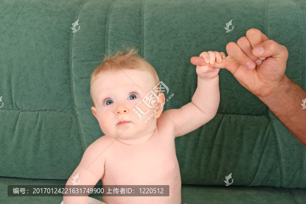 嬰兒與父親的手指