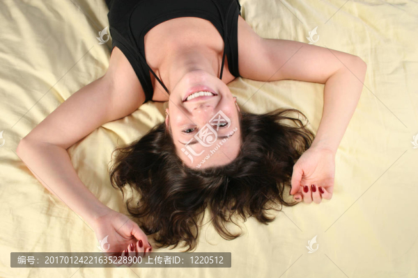 快樂的女孩在床上