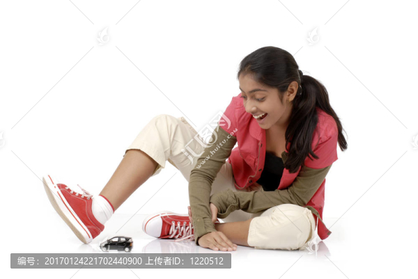 看玩具車的女孩-匯圖網(wǎng) www.fosd68.com 看玩具車的女孩