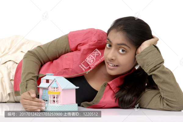 女孩抱著夢想的樣板房