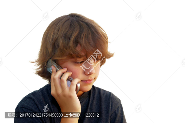十幾歲的男孩在手機上說話