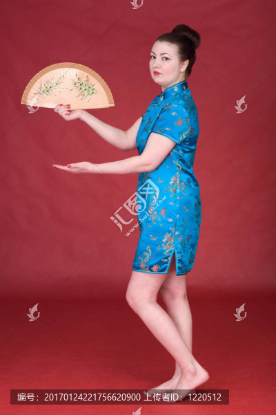 日本女孩與風(fēng)扇