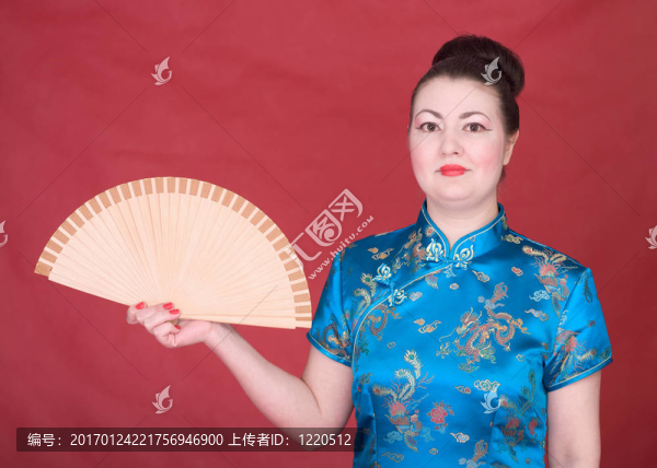 日本女孩與風(fēng)扇