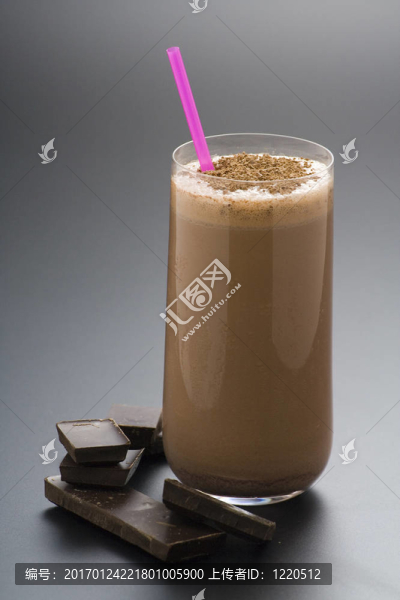 清爽的巧克力奶昔和巧克力birutes