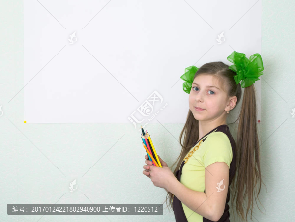 帶彩色鉛筆和一張紙的女孩