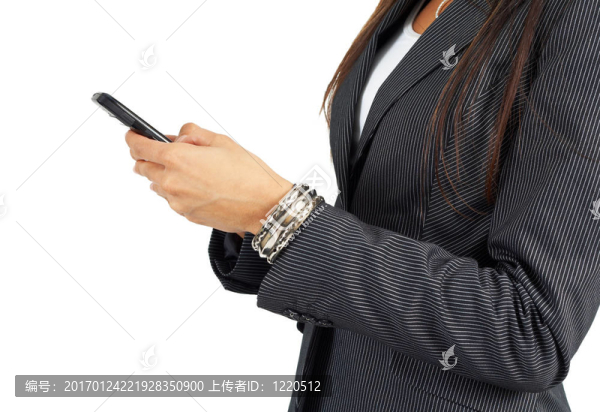 美麗的黑發(fā)女人抱著一個手機