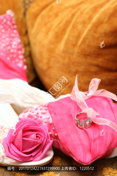 帶戒指的結(jié)婚鞋和靠墊