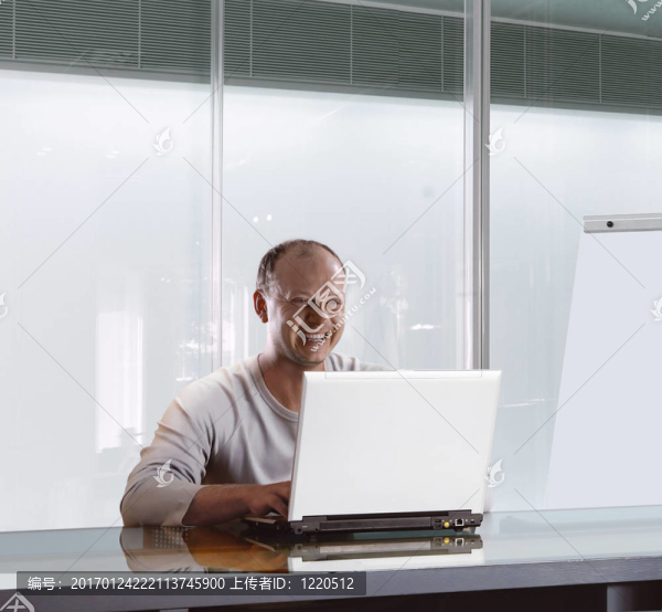 辦公室里的商人-匯圖網(wǎng) www.fosd68.com 辦公室里的商人