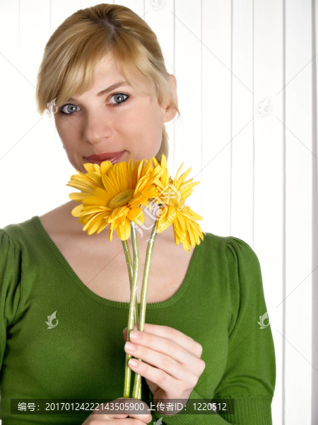 美麗的女孩在綠色