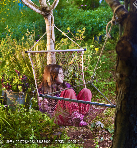 女孩在吊床-匯圖網(wǎng) www.fosd68.com 女孩在吊床