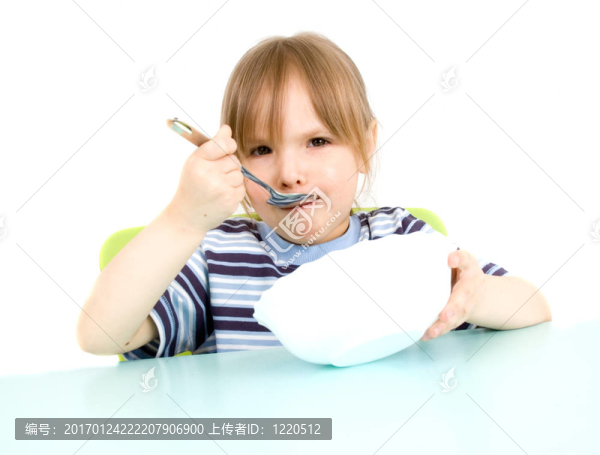 孩子吃湯