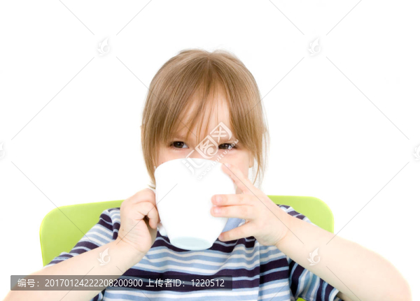 與白色隔離的杯子的孩子