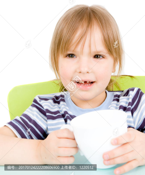 與白色隔離的杯子的孩子