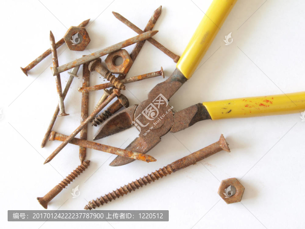 生銹的工具和配件。