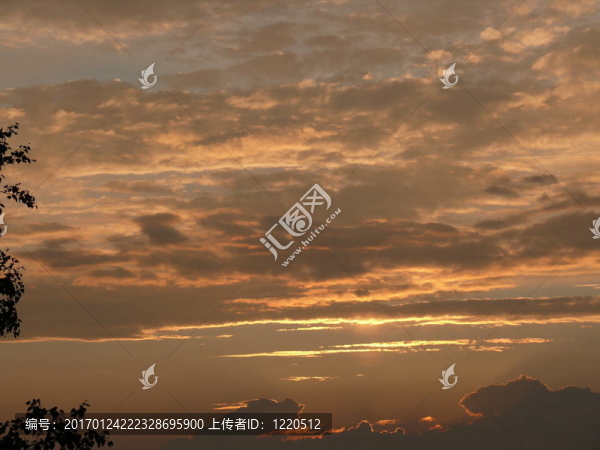 天空中的橙色日落