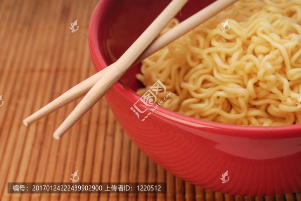 面條碗和筷子。背景竹墊。