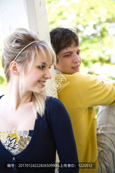 戀愛中的年輕白人夫婦