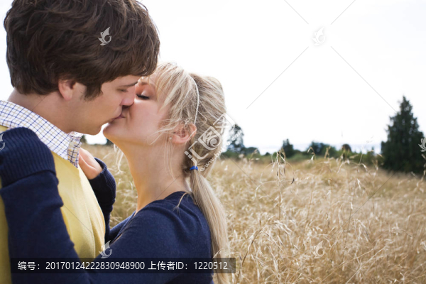 戀愛中的年輕白人夫婦