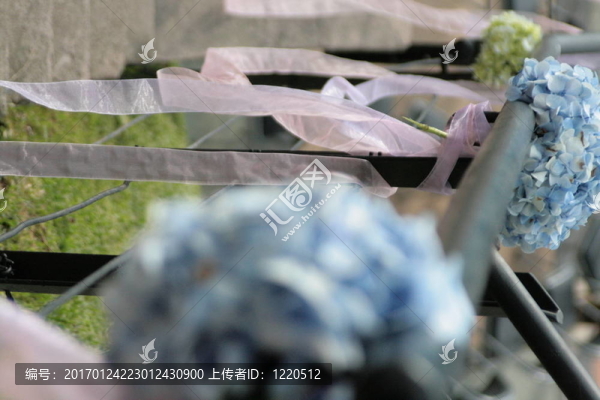 欄桿上的藍(lán)色花朵