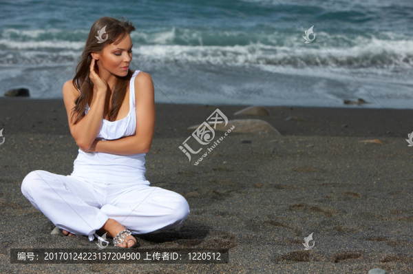 黑色海灘上的女人