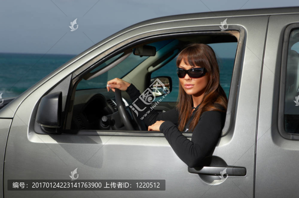 女孩和汽車