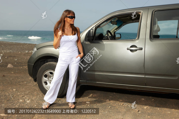 女孩和汽車