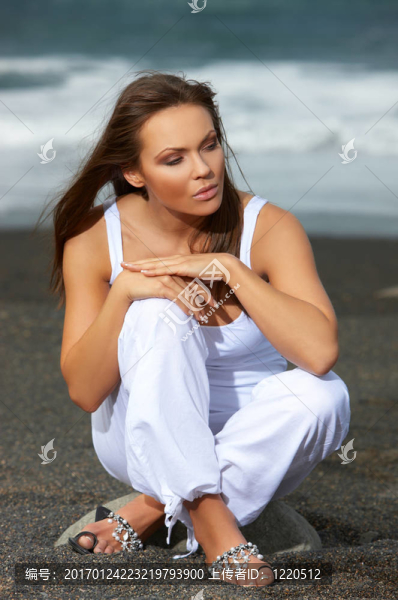 黑色海灘上的女人