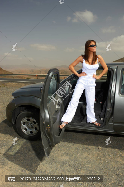 女孩和汽車