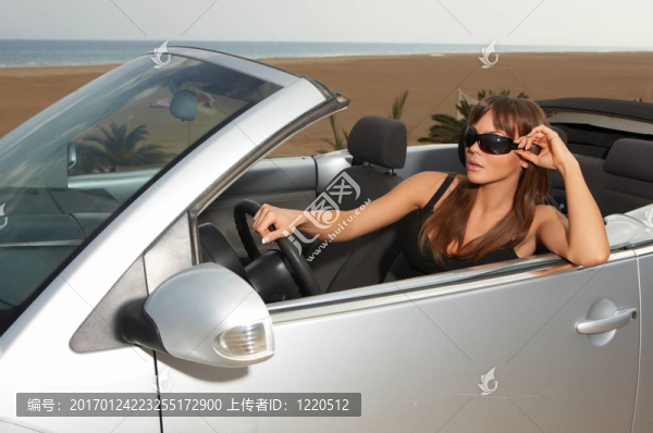 女孩和汽車