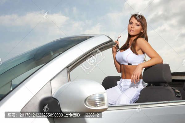 女孩和汽車