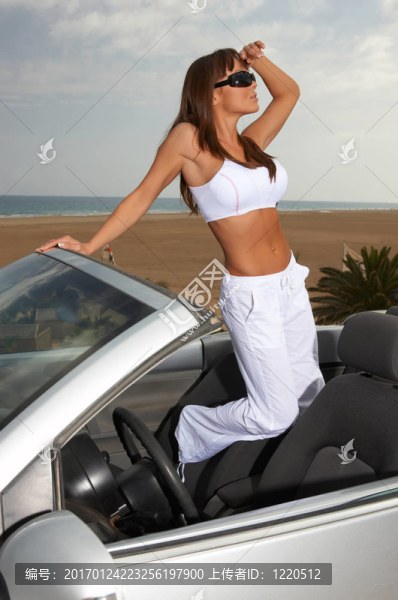 女孩和汽車