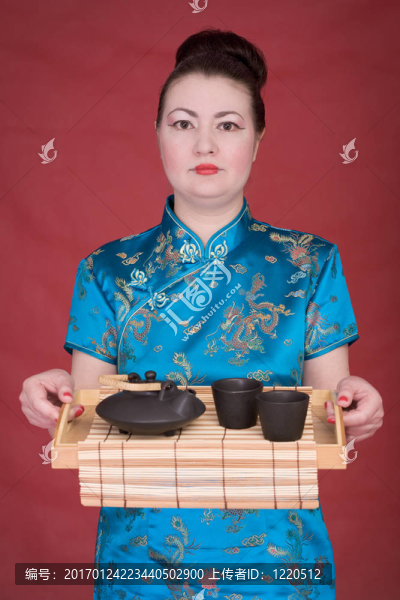 帶茶葉托盤的日本女孩