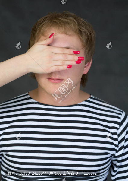 閉眼睛的男性肖像