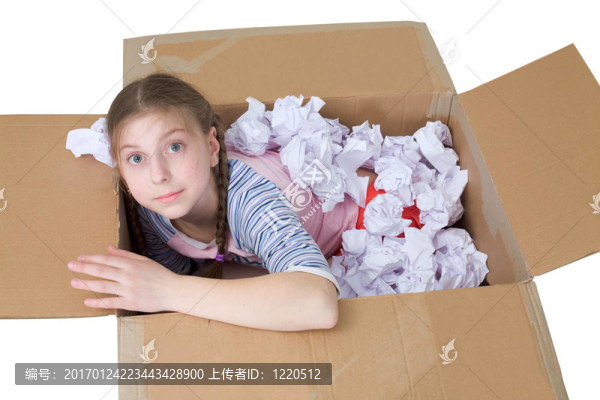 紙箱里的女孩